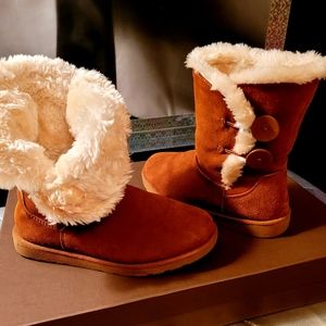 Fur lined boots! Super cute with leggings!